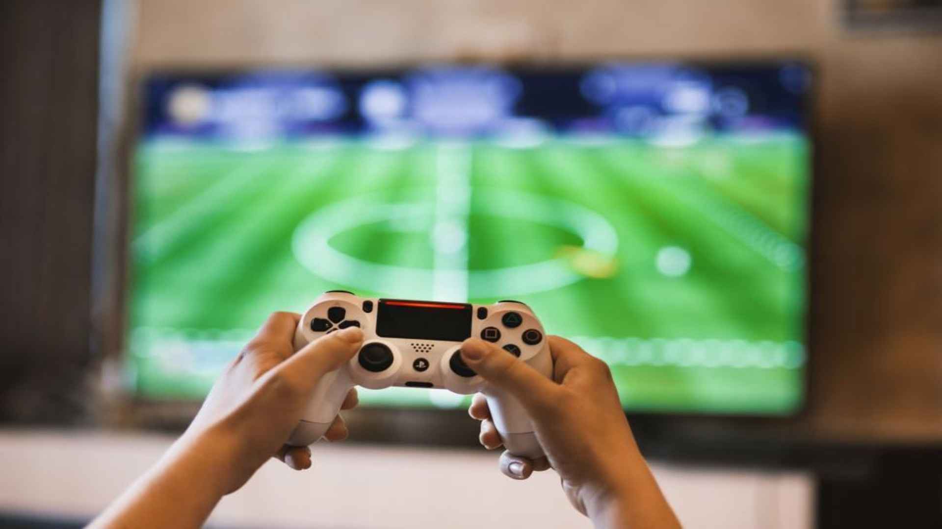 Multiplayer Games with Strategic Online Communities